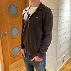 Morris Half-Zip  - Jta, säljer just nu en snygg half-zip tröja från ”Morris” i väldigt bra skick. Tröjan är i storlek M men kan också passa S. Skriv gärna om du har några frågor eller funderingar (pris kan diskuteras). 