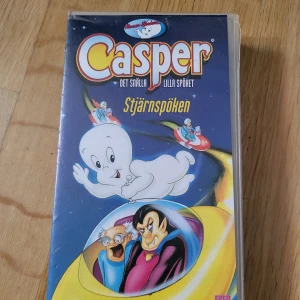 Casper Stjärnspöken VHS  - 5 movies for 40kr message me for discount  Catagory: Children's films Older: Barn tillåten Tal: Svenska Längd:60min  Please note that VHS tapes naturally degrade overtime even with proper care, therefore I cannot guarantee the condition of the tape's quality.  Bundle discounts: two items 10% off (automatic) three items 15% off, five items 20% off. Message me before purchasing 3+ items for discount.