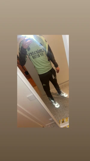 Real Madrid Tracksuit - grå/grön - Fet real Madrid tracksuit i S. Väldigt unik färg. Pris kan diskuteras vid snabb affär 