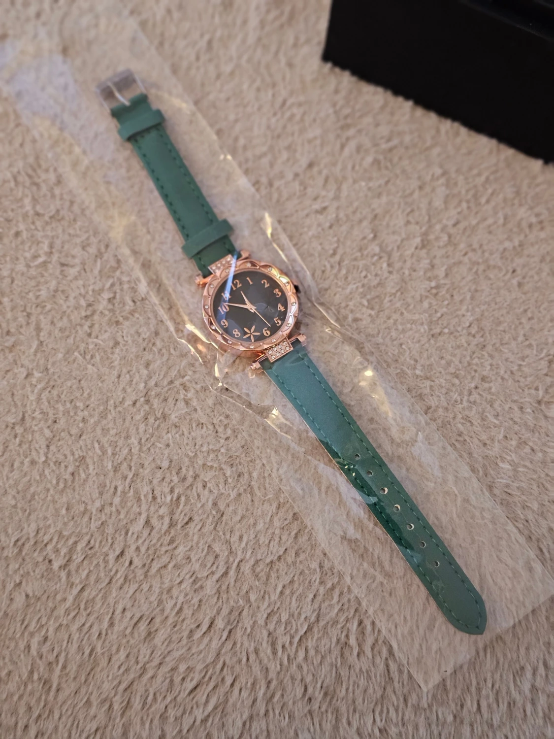 Grön klocka med roséguld och strass - 4