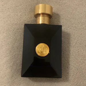 Versace Dylan blue  - Säljer en TOM!!!! Versace Dylan blue flaska som kan vara perfekt till indreding eller bara ha i rummet 