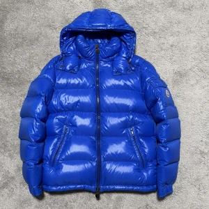 Moncler Maya  - Moncler Maya, storlek 1/s, skick 9/10, välldigt snygg färg som är sellsynt, kvitto medföljer vid köp, nypris 18000kr, vid funderingar hör av er.
