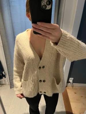 Kofta - En mysig stickad kofta ifrån Zara i storlek S