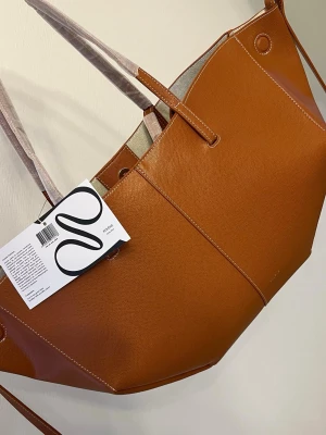 Polène brun shoppingväska  - Snygg shoppingväska, skolväska  eller weekend bag kommer förpackad 