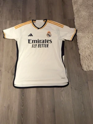 Real Madrid  - Säljer nu min Real Madrid fotbollströja som aldrig kommit till användning. Skick 10/10                   Priset kan diskuteras 