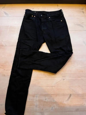 Svarta Levi's 501 jeans W32 L34 - Helsvarta Levis 501 jeans i storlek W32 L34. Knappt använda