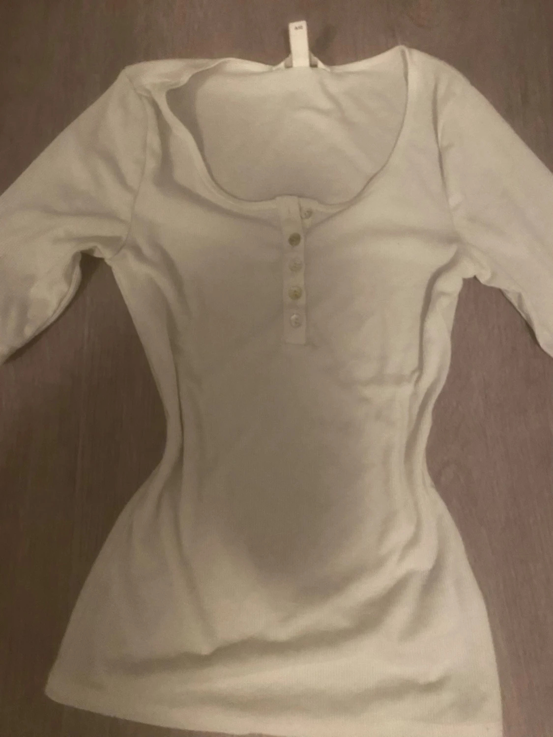 Vit ribbad topp med knappar från H&M - 1