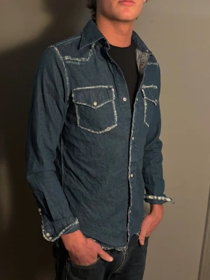 Jeans skjorta - Säljer en sällsynt jeans skjorta från WHYRED i storlek S. 