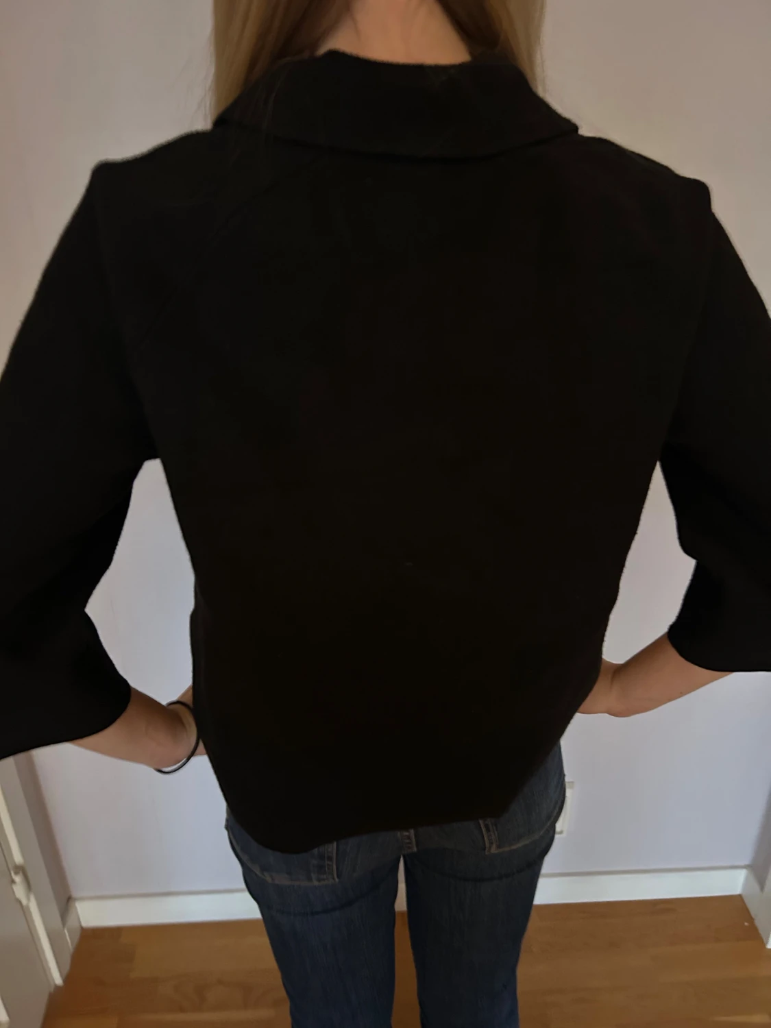 Svart kofta med guldknappar - 1