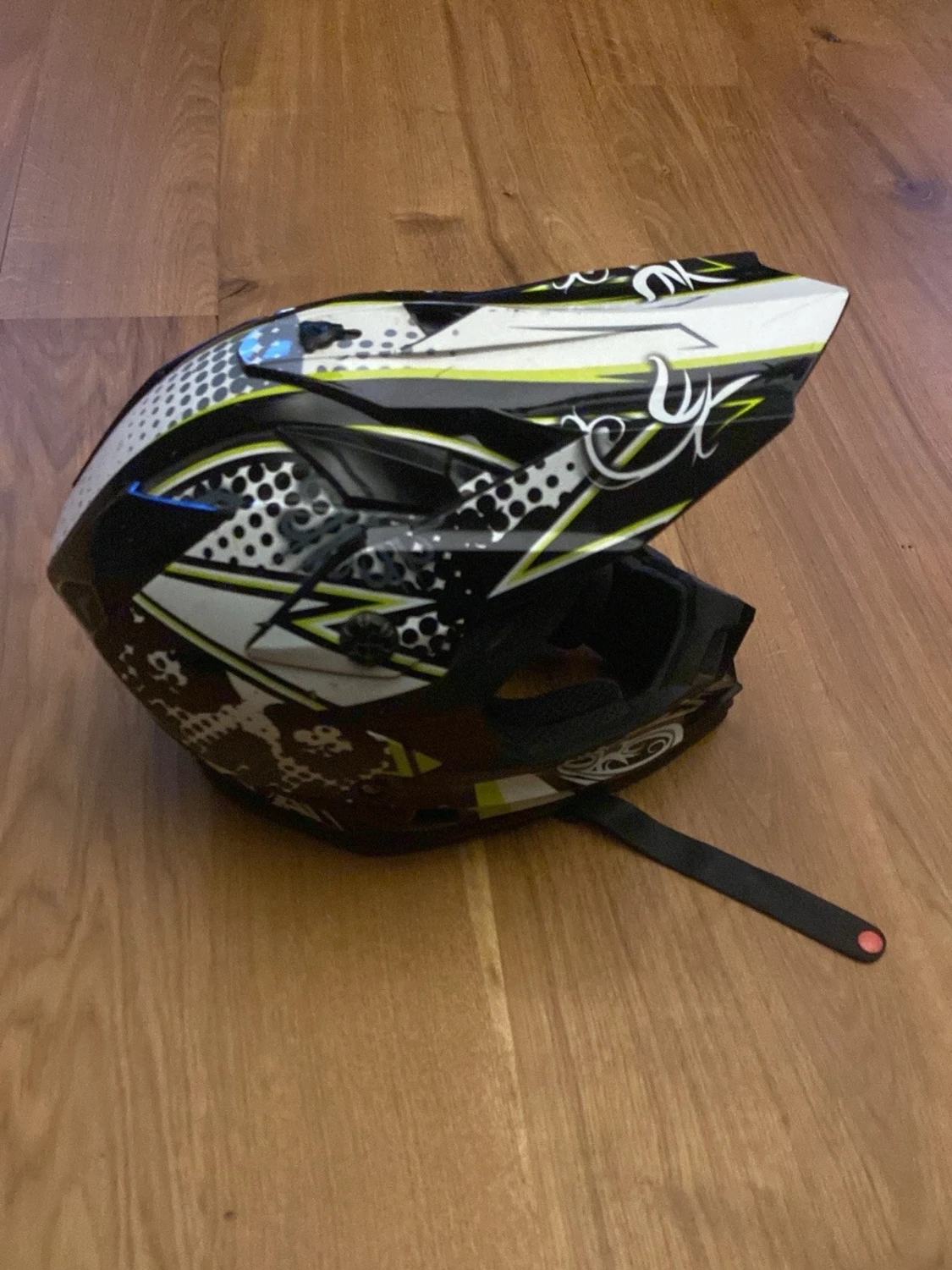 Svart och vit motocrosshjälm med mönster - 3