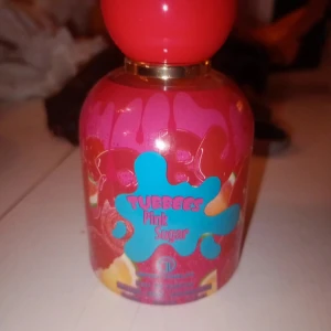 Tubbees parfym - Limited Edition 🍉🍋 - Här är en Limited parfym från Tubbees i bra skick, du får ett gummi armband till och boxen följer såklart med. Luktar precis som en godisskål och perfekt för dig som gillar citrus dofter. Skriv jätte gärna vid intresse. Original pris kan gå till 230 kr