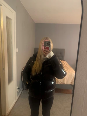 Svart pufferjacka från colmar - Säljer en svart, glansig pufferjacka från colmar med hög krage och dragkedja framtill. Jackan är köpt på Nk för 4499kr och är använd ca 3 gånger så som ny skorv vid frågor🤍strl 172: men är som en xs