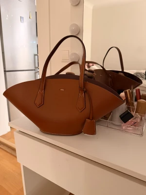 Brun handväska från Zara - Säljer en brun handväska från Zara. Knappt använd, perfekt till vardags. 