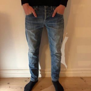 Dondup jeans  - Blå jeans från Dondup med snygga slitningar i Storlek 32                                 Längd 93cm, midja 41cm 