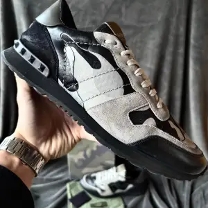 Vakentino rockrunner skor | originalstorlek: 42,5 passar mer 43, fråga om innermått vid osäkerhet | ingår: först till kvarn när det kommer till tillbehör. Finns ett begränsat antal. Box eller dustbag kan väljas som i sin tur kan kombineras med äkthetskort förutsatt att det finns i lager.