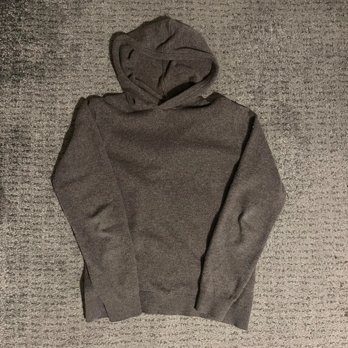 Mörkgrå hoodie i merinoull från Vailent