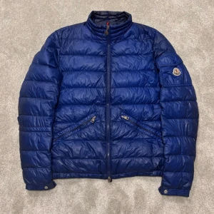 Moncler Agay - Moncler Agay jacka | Skick 6/10 användbar! | Många defekter (se bilderna!) | Kom pm vid frågor om dom! | Nypris ca 13 000kr | Mitt pris 1999kr! | Postas eller möts upp i Gävle! 
