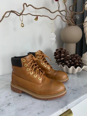 Timberland Boots stl 36 – I fint skick - Säljer ett par Timberland 6-inch boots i storlek 36 – dam/junior. Boots i fint skick, med några små märken som inte stör helheten (se bilder). Det här är den där klassiska Timberland-designen som aldrig går ur tiden – lika snygg på stan som i fjällen eller på afterski. En stabil, bekväm och tålig känga som klarar både vardag och äventyr.  Nypris: ca 2 000 kr  Spana gärna på mina andra annonser så kan vi samfrakta.  