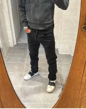 Replay jeans - Ett år riktigt snygga replay i modellen ”anbass”. Använda ca 4-5 gånger. Inga defekter på jeansen  förutom att lappen med storlek är borta men de är W32 L32 och riktigt snygg färg utan slitningar. Pris i butik: 1699kr mitt pris 499kr