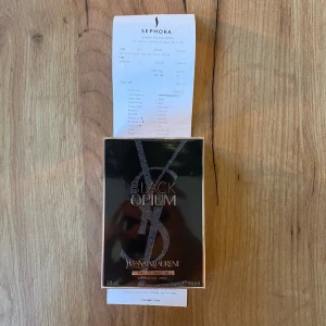YSL Black Opium EdP 90ml - YSL Black Opium Eau de Parfum, 90ml. Tillverkad i Frankrike. Snygg och populär doft för dig som vill sticka ut.