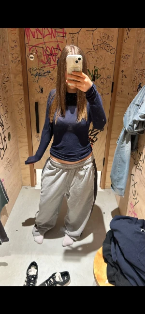 Grå Panel Harri Jogger från Iets Frans - Panel Harri Jogger i grått från Iets Frans, med bred passform och elastisk midja. Snygg sidopanel i mörkare grå och diskret logga på benet. Mjukt bomullsmaterial som är perfekt för chill eller träning. Fickor på sidorna för extra funktion.