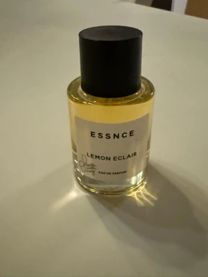 Essnce Lemon Eclair Parfym - Ny flaska. Fräsch Eau de Parfum med modern vibe. Perfekt för dig som vill sticka ut med en unik doft. Snygg och stilren flaska, passar perfekt i väskan eller på hyllan.