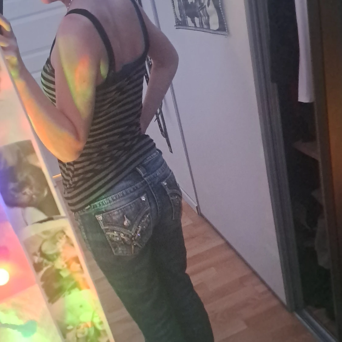 Randig svart linne med spetsdetalj - 2