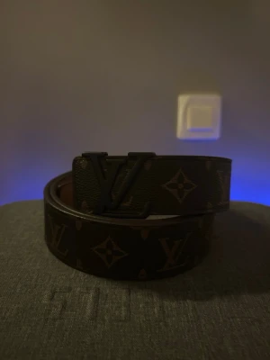 L bälte kaffe brun  - ● Ny och aldrig använt. Litet verktyg för att göra hål med är inkluderad 👍  ● Storlek: 115cm.   ● Fraktar inom 24h, så att du får paketet så fort som möjligt! 📦 Vid frågor eller intresse, dm. 😁