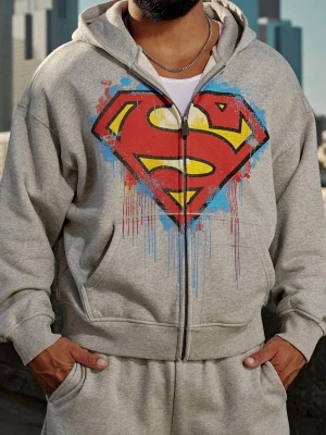 5011 - Youngla Superman zip up - Säljer nu en helt oanvänd Youngla zip up av kollektionen superman då den var för liten. Det var mer strul att skicka tillbaka den då närmaste FedEx drop off är 5 timmar bort så om jag ville returnera så hade det kostat 345kr med PostNord så testar sälja här istället! Kvitto finns! Väldigt värt för er som tänkt er köpa en sån!