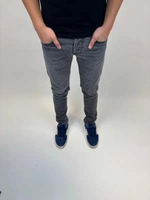 Dondup Jeans George  - Dondup Jeans George! Trendigaste jeansen på marknaden.  Skick= 9,5/10 Ny pris= 4000 kr Säljs för= 999 kr (Modellen har original slitningar från fabrik vilket är väldigt eftertraktat och populärt) 