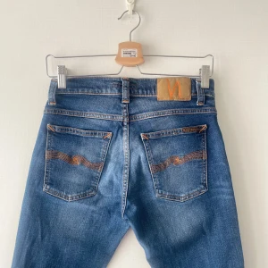 Blå Nudie Jeans  - Sjukt snygga jeans från märket Nudie Jeans | Väldigt fräsch färg, väldigt eftertraktade | Skick 8/10, få tecken på användning | Storlek: W28 L32 | Jag kan gå ner i pris‼️Kom gärna med bud och hör av dig vid minsta lilla! 