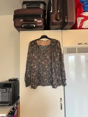 Odd molly blus  - Säljer en otroligt snygg mörkgrön blus med ett mönster i vitt, mörkblå och orange. Från märket Odd Molly. Storlek 3 som enligt deras storleksguide motsvarar en L. Mycket fint skick, jag hittar inga synliga anmärkningar eller defekter. 