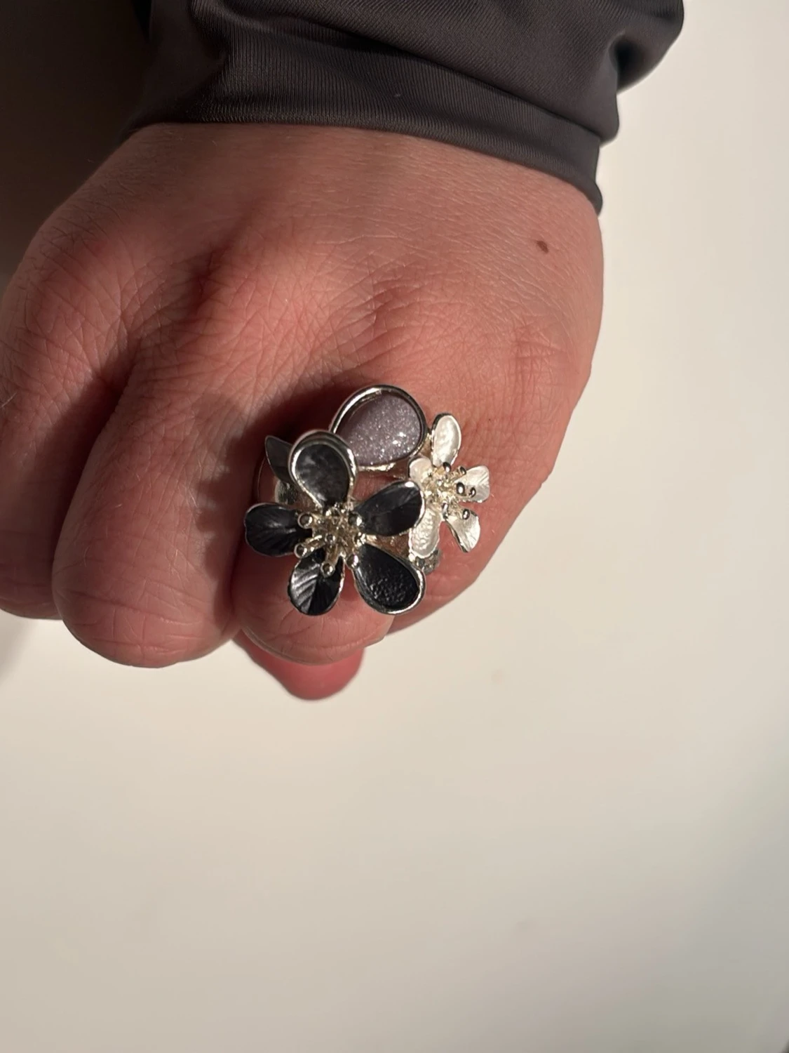 Blommig silverring med gråa detaljer