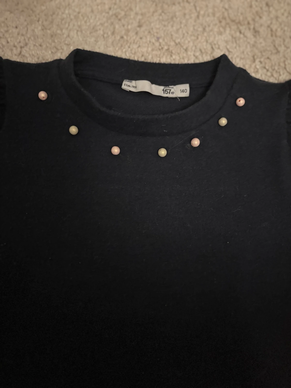 Marinblå T-shirt med puffärmar med pärlor tröja från lager från 157 - 1