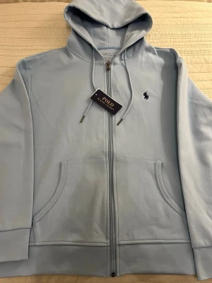Ralph lauren zip hoodie  - Fet Oanvänd RL zip hoodie i storlek M och blå färg.