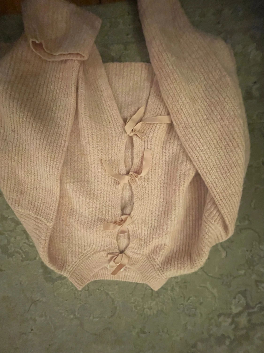 Gullig rosa stickad kofta med rosetterđđ