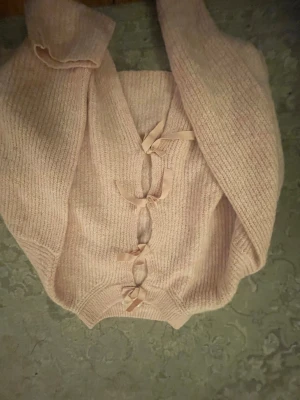 Gullig rosa stickad kofta med rosetter💘🎀 - Jätte fin och gullig rosa top från Gina Young i storlek 170 Har bara använt den ett par gånger och den är jätte bra skick.💘🫶🏽