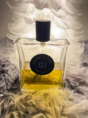 Un Crime Exotique 12.1 Parfym - Unik parfym med noter av kanel, masala chai, stjärnanis, pepparkaka, järnek, osmanthus, vanilj, te och sandelträ. Perfekt för dig som vill sticka ut med en spännande och annorlunda doft. just över 50ml kvar av 100ml, behövs inte mer än 2 sprejs så om du använder den varje dag så tar det över ett år för den att ta slut. 50 ml flaska i deras hemsida kostar 1250kr, Jag är villig att förhandla om priset.