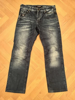 Mörkblå jeans W32 - Jeans från Jack and Jones med extremt snygga fades! Straight passform, Nyskick, skulle säga att de sitter mer som W32 L33~ kolla in bild 4 för måtten! Svarar gärna på alla frågor! 😁🙏Tja