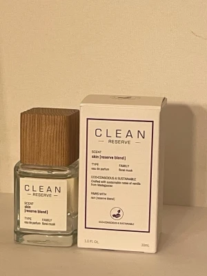 Clean Reserve Skin EdP 30ml - En mjuk populär skinscent. 30ml test sprayad. Se bilder för mängd kvar och noter.   Jag postar snabbt! 