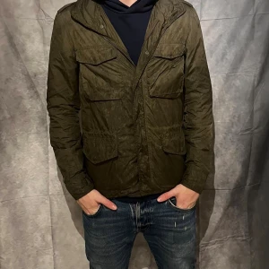 Grön aspesi jacka - Tja! Vi säljer en mörkgrön aspesi jacka som är i ett mycket bra skick! Hör av er vid frågor och funderingar!