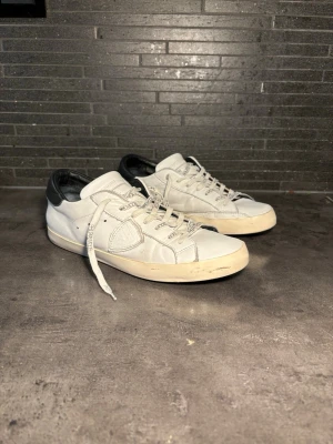Philippe Model vita sneakers i skinn - Snygga vita sneakers från Philippe Model i storlek 42. Bra skick inga defekter osv. Inget og 