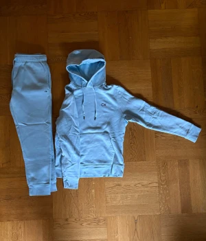 Ljus blå Calvin Klein tracksuit i ny skick  - Ljus blå Calvin Klein tracksuit i ny skick i storlek S