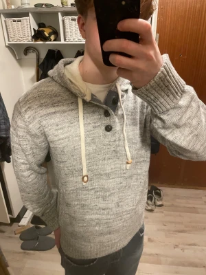 Grå unik stickad hoodie - Otroligt fet grå unik stickad hoodie. Perfekt nu till kallare väder. Modellen är 180cm, 75kg. Storlek L men sitter mer som M. Bara att höra av sig vid frågor och funderingar. Priset kan såklart diskuteras!