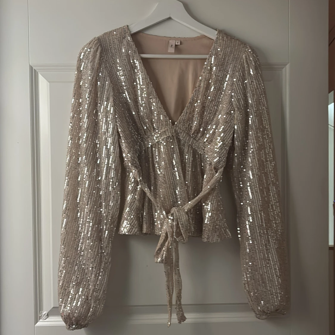 Glittrig blus med knyt från Nelly🩷