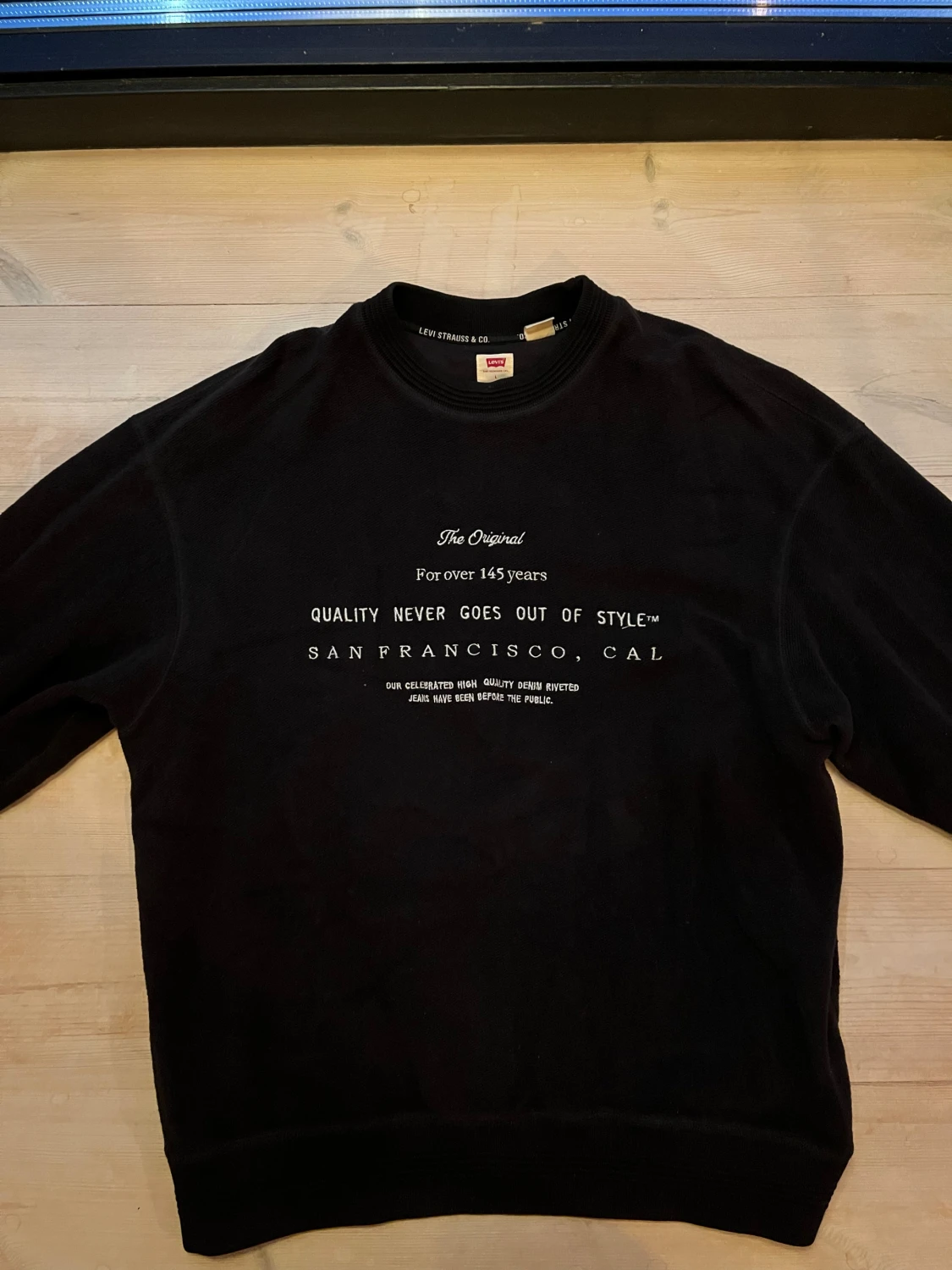 Svart sweatshirt från Levi's i strl L