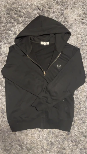 Come Des Garçons PLAY hoodie - Gammal hoodie i mycket bra skick. storleken är  L men sitter som M 