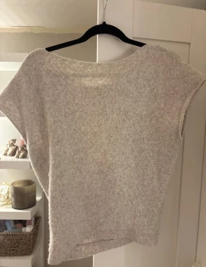 beige One shoulder stickad topp - Begie one shoulder stickad tröja från Nelly. Storlek M men sitter som S