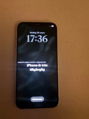 iPhone 12 - Snygg grön iPhone 12 med dubbla kameror. Skärmen visar att enheten är låst och inte tillgänglig, vilket kräver upplåsning. Baksidan ser ut att vara i gott skick med mindre slitage längs kanterna. Perfekt för dig som vill ha en modern iPhone till ett bra pris. De ända är att jag har glömt koden o kommer ej in men går att återställas på Telefon butiker för 200-250kr helt ny 