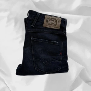 Replay Jeans Anbass - Feta Replay jeans i modellen Anbass slim fit. W29 L32. Inte samma strech material som på de flesta så dessa håller mycket längre! Tveka inte vid frågor!👏avklippta längst ned